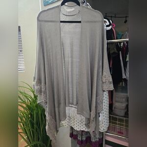 LC Lauren Conrad Gray Kimono